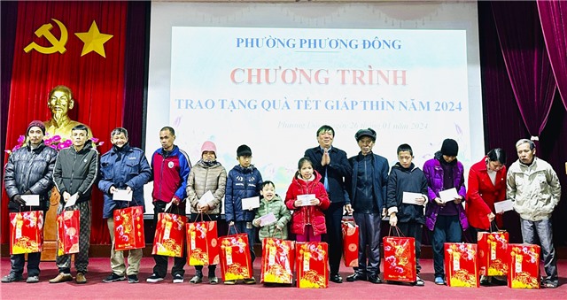 Phường Phương Đông trao 170 suất quà Tết từ nguồn u8888 hóa