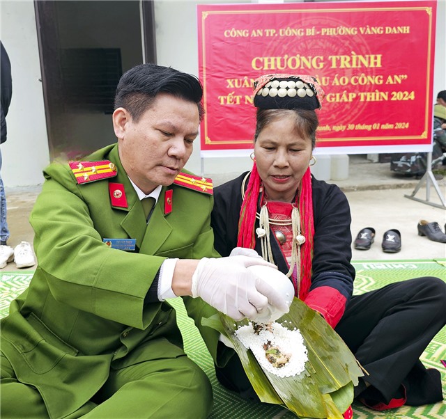 Công an thành phố gói bánh chưng đón Tết cùng đồng bào người Dao Thanh Y tại khu Miếu Thán - Đồng Bống 