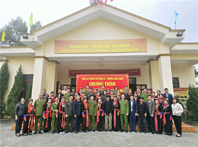 Xuân ấm áp "Màu áo Công an ấm tình dân bản" Tết Nguyên đán Giáp Thìn 2024 tại khu Miếu Thán - Đồng Bống, phường Vàng Danh