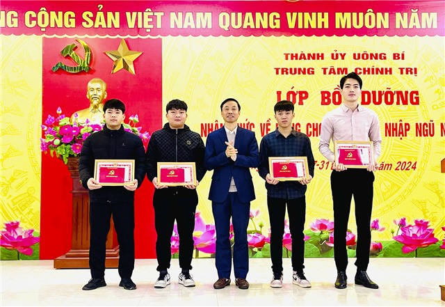 Bế giảng Lớp bồi dưỡng nhận thức về Đảng cho u888c3 nhập ngũ năm 2024