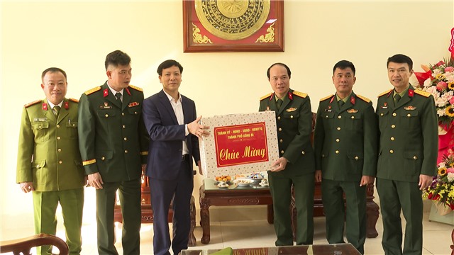 Đồng chí Đỗ Trường Sơn, Phó Chủ tịch uu888 bet app thành  phố chúc mừng các đơn vị Quân đội
