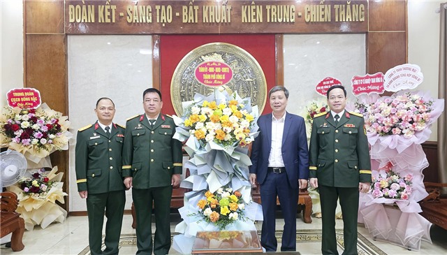 Phó Chủ tịch Thường trực uu888.con thành phố chúc mừng các đơn vị Quân đội nhân dịp 22/12
