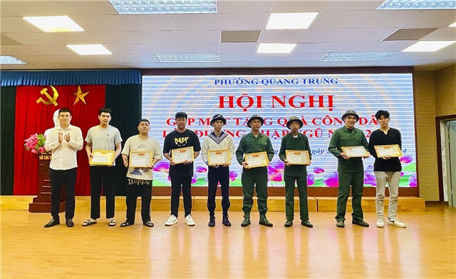 Phường Quang Trung gặp mặt tặng quà u888c3 lên đường nhập ngũ năm 2024