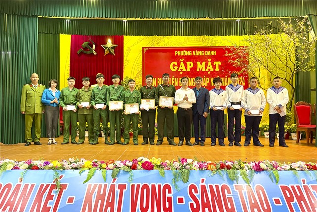 Phường Vàng Danh gặp mặt, tặng quà động viên thanh niên nhập ngũ năm 2024