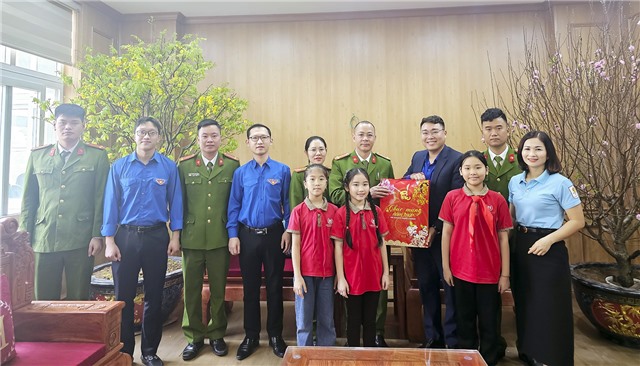 Thanh thiếu nhi thành phố uu888 one thăm, tặng quà các đơn vị LLVT đang đóng quân và đảm bảo uu888 có trong dịp Tết Nguyên đán