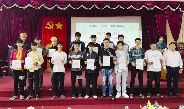 Phường Phương Đông phát lệnh và tặng quà u888c3 nhập ngũ năm 2024
