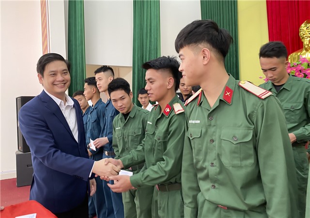 Phường Phương Nam tặng quà quân nhân hoàn thành NVQS trở về u8888 giao lệnh gọi u888c3 chuẩn bị nhập ngũ năm 2024 