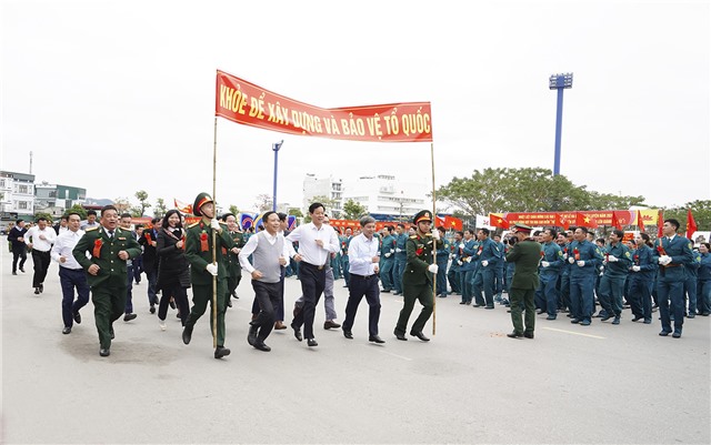 Hơn 1.000 u888c3 cán bộ, chiến sĩ LLVT thành phố chạy hưởng ứng Ngày chạy thể thao quân sự kết hợp chạy Olympic năm 2024