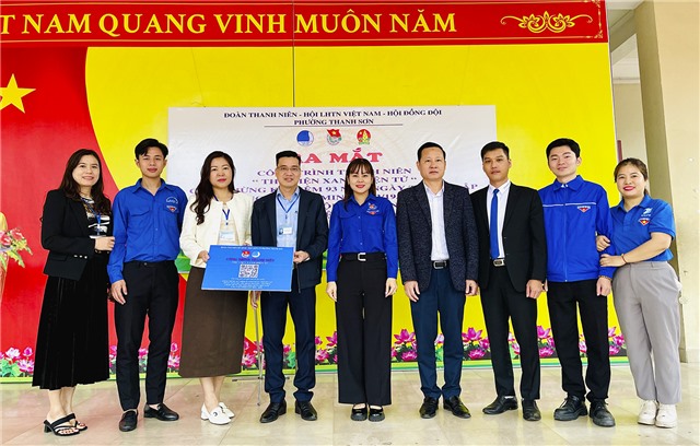 Đoàn phường Thanh Sơn phối hợp tổ chức Lớp bồi dưỡng cảm tình Đoàn, ra mắt công trình thanh niên "Thư viện xanh điện tử"