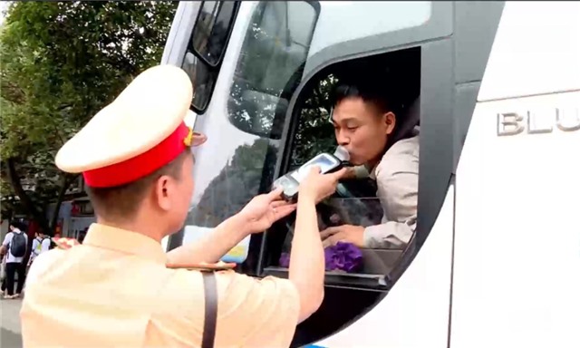 Tăng cường tuần tra lưu động, ngăn chặn lái xe vi phạm nồng độ cồn