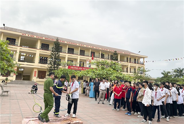 Chuyên đề ngoại khóa “Giáo dục kỹ năng sống; kỹ năng phòng cháy, chữa cháy cho học sinh thông qua giờ học giáo dục u888c3 lớp 8”