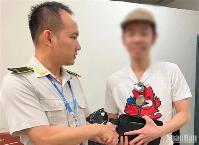 Nhân viên sân bay Nội Bài trả lại khách ví tiền hơn 8.000 euro
