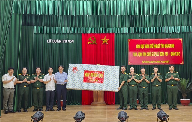 Lãnh đạo thành phố uu888 one thăm, động viên chiến sỹ tại Lữ đoàn 454 - Quân khu 3