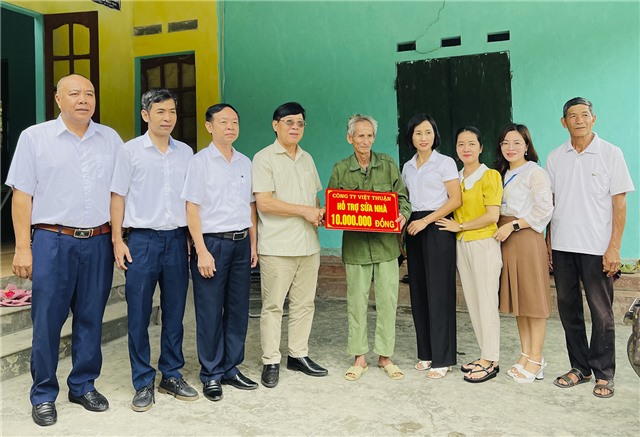 Công ty TNHH Vận tải Việt Thuận trao hỗ trợ nâng cao u888vip1 cuộc sống cho hộ cận nghèo trên địa bàn xã Thượng Yên Công 