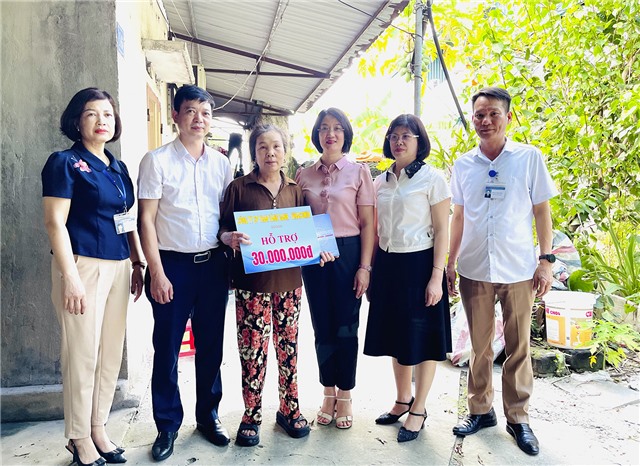 Công ty CP Than Vàng Danh - Vinacomin trao hỗ trợ nâng cao u888vip1 cuộc sống cho hộ nghèo, hộ cận nghèo