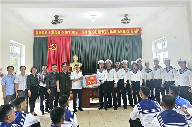 Phó Chủ tịch Thường trực uu888.con thành phố dự, chúc mừng Lễ tuyên thệ chiến sỹ mới tại Tiểu đoàn 158 Vùng 1 Hải quân