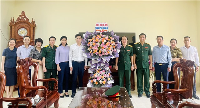 Đồng chí Nguyễn Đức Hoà, Phó Chủ tịch uu888.con thành phố dự Lễ tuyên thệ chiến sĩ mới Lữ đoàn Pháo binh 454