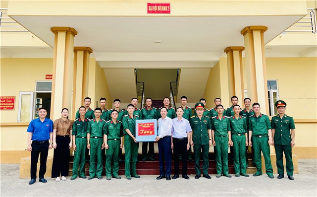 Đồng chí Nguyễn Chiến Thắng, Phó Bí thư Thường trực Thành uỷ thăm, tặng quà động viên chiến sỹ mới tại Trung đoàn 244 Bộ CHQS tỉnh uu888 one