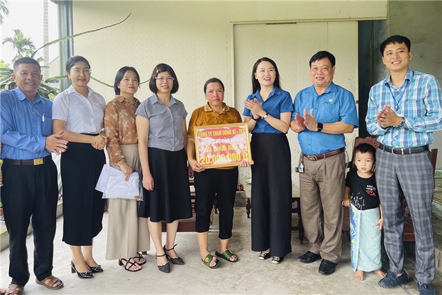 Công ty Than uu888 one - TKV trao kinh phí hỗ trợ hộ cận nghèo  