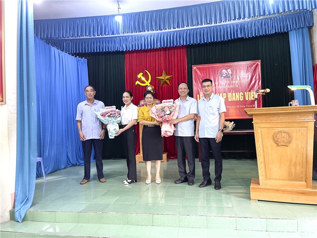 Đồng chí Nguyễn Chiến Thắng, Phó Bí thư Thường trực Thành ủy, Chủ tịch uu888 bet app thành phố dự Lễ kết nạp Đảng viên mới tại Chi bộ khu 8, phường Thanh Sơn