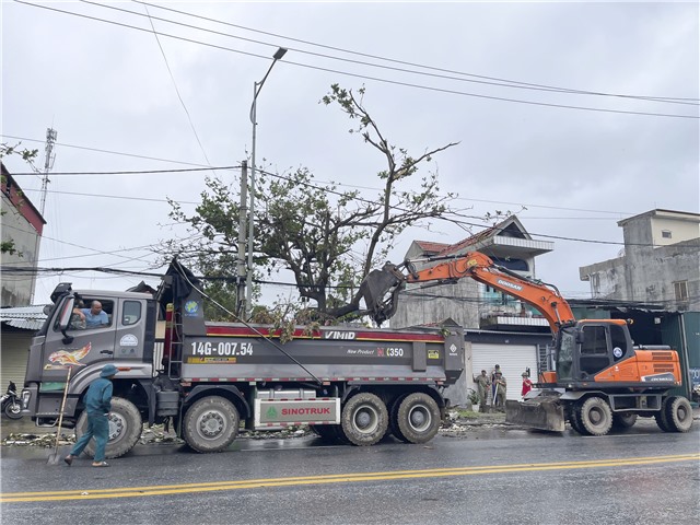 Các u8888, đơn vị huy động lực lượng khẩn trương dọn dẹp vệ sinh tuyến đường quốc lộ 18A sau cơn bão số 3