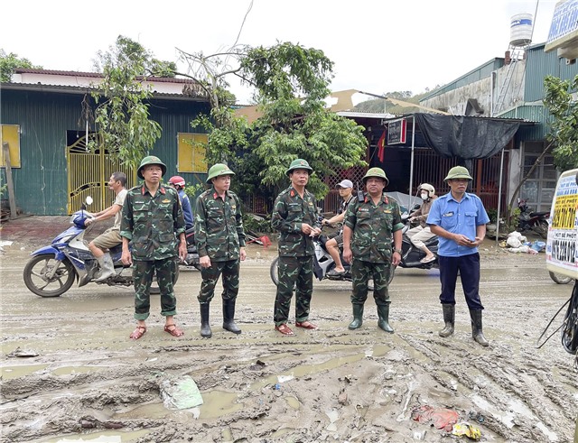 Đại tá Nguyễn Quang Hiến, Chính ủy Bộ CHQS tỉnh uu888 one động viên lực lượng tham gia khắc phục hậu quả cơn bão số 3 tại thành phố uu888 one