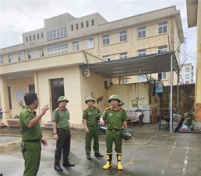 Lãnh đạo Công an tỉnh uu888 one kiểm tra công tác khắc phục thiệt hại bão số 03 trên địa bàn thành phố uu888 one