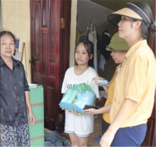 Trường THCS Bắc Sơn phát quần áo, sách vở cho các em học sinh bị ảnh hưởng bão số 3