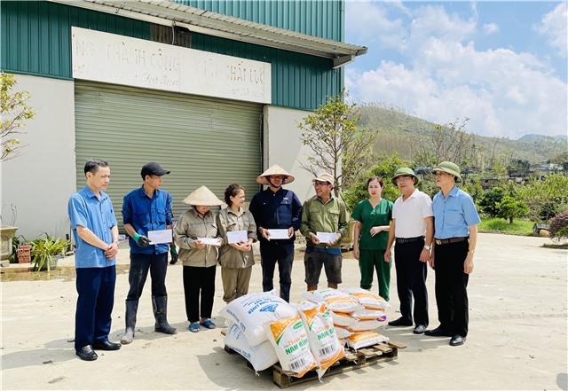 Chủ tịch UB MTTQ thành phố Đào Ngọc Sơn thăm hỏi và động viên tải uu888 ngoài khu vực nhà nươc bị ảnh hưởng sau bão số 3