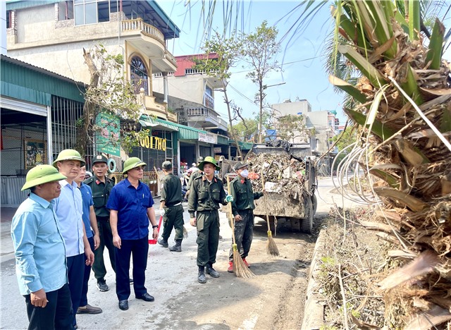 Phó Chủ tịch uu888.con thành phố Bùi Văn Thành kiểm tra và động viên lực lượng tham gia dọn vệ sinh môi trường tại các khu vực bị ảnh hưởng nặng nề sau bão số 3