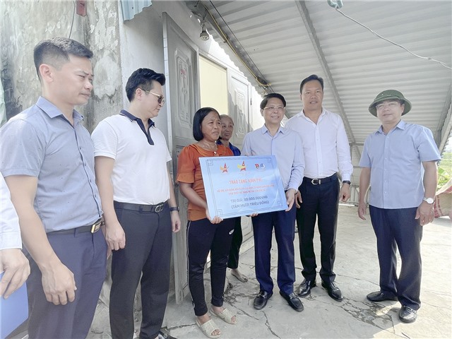 Trung ương Hội Doanh nhân trẻ uu888 có trao tặng 80 triệu đồng cho gia đình bị hư  hỏng nhà do bão số 3 