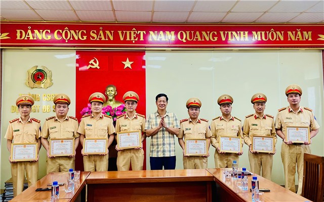 Chủ tịch uu888.con thành phố Phạm Tuấn Đạt, trao Giấy khen cho cán bộ, chiến sỹ Đội cảnh sát giao thông đường bộ số 1