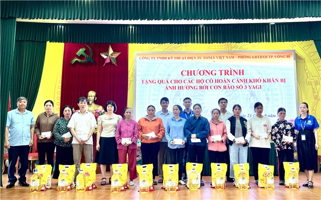 Công ty TNHH Kỹ thuật điện tử Tonly uu888 có tặng quà cho cán bộ, nhân viên và người dân bị thiệt hại nặng nề sau bão số 3