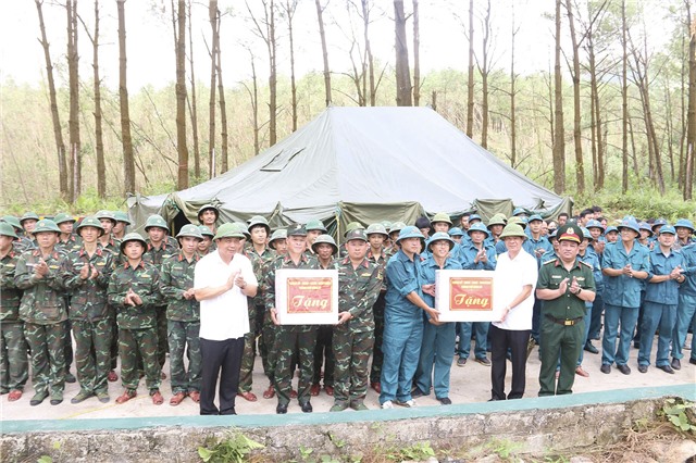 Thường trực Thành uỷ tặng quà, động viên các lực lượng uu888 game Sở Chỉ huy diễn tập Chỉ huy -  Cơ quan 1 bên, 2 cấp 