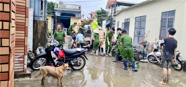 Công an thành phố uu888 one kịp thời ứng cứu thành công 06 người dân bị mắt kẹt do bão số 3