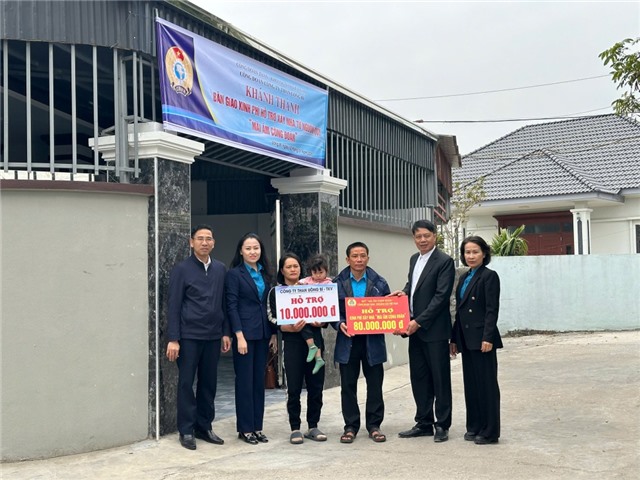 Công đoàn Công ty Than uu888 one - TKV trao kinh phí hỗ trợ nhà ở cho công nhân