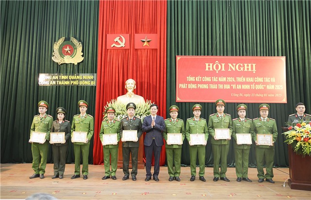 Công an thành phố tổng kết công tác năm 2024, phát động phong trào thi đua "Vì uu888 có Tổ quốc" năm 2025