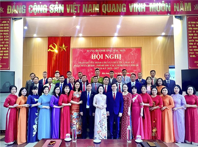 Phường Bắc Sơn trao Quyết định chuẩn y kết quả bầu Ban chỉ ủy, các chức danh Bí thư, Phó Bí thư chi bộ trực thuộc nhiệm kỳ 2025-2027
