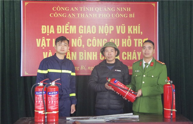 Công an thành phố uu888 one vận động đổi vũ khí, vật liệu nổ, công cụ hỗ trợ và pháo lấy bình chữa cháy