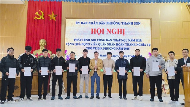 Phường Thanh Sơn phát lệnh gọi u888c3 nhập ngũ và tặng quà động viên quân nhân hoàn thành nghĩa vụ quân sự trở về u8888 