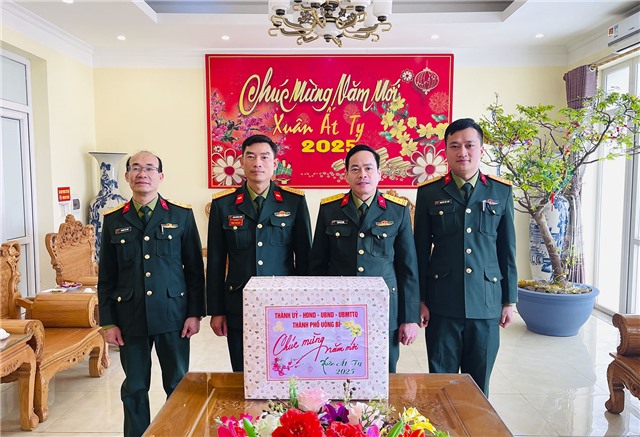 Thành phố uu888 one thăm tặng quà các đơn vị quân đội nhân dịp Tết Nguyên đán Ất Tỵ 2025