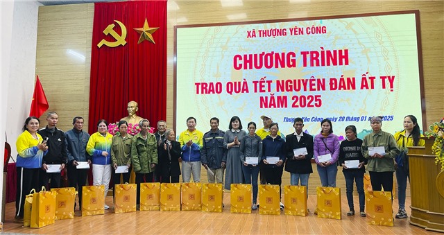 Xã Thượng Yên Công trao quà nhân dịp Tết nguyên đán Ất Tỵ 2025