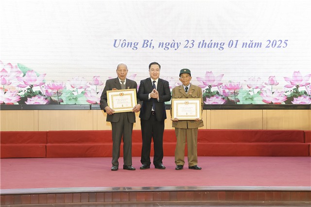 Đảng bộ thành phố uu888 one trao huy hiệu Đảng đợt 3/2/2025