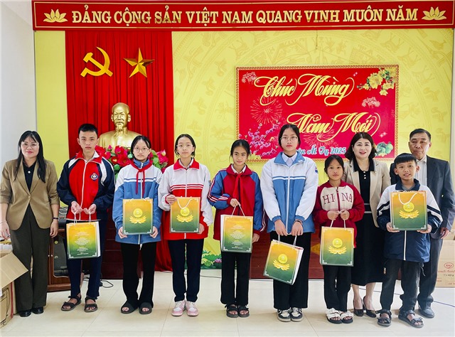 Trao quà Tết cho 15 học sinh Tiểu học và Trung học cơ sở hoàn cảnh khó khăn vươn lên trong học tập