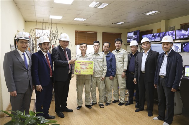 Đồng chí Bí thư Thành uỷ tặng quà các đơn vị trực Tết