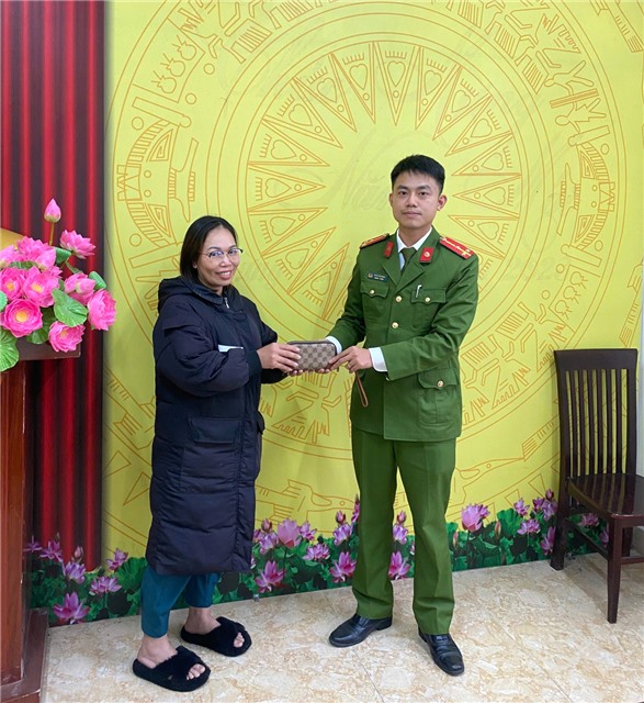 Công an xã Thượng Yên Công trả lại tài sản cho u888c3 bị đánh rơi