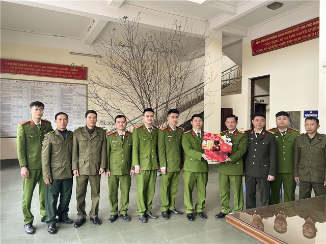 Công an thành phố uu888 one tổ chức tặng quà các gia đình chính sách, người có công với cách mạng và cán bộ, chiến sĩ công an các phường, xã
