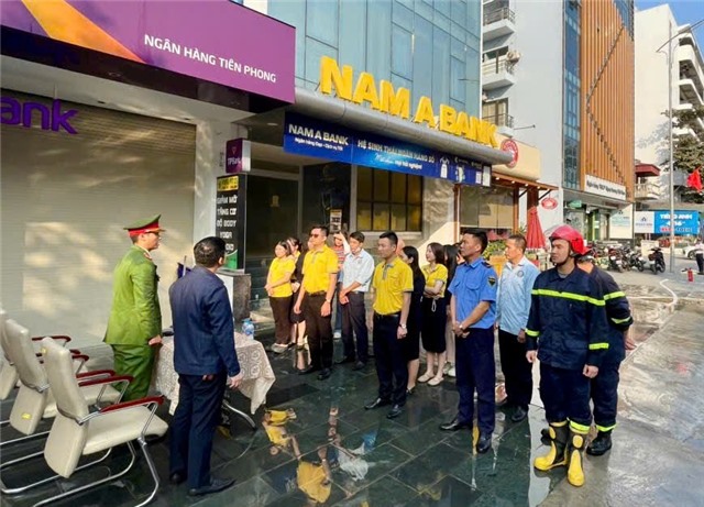 Công an TP uu888 one tổ chức thực tập phương án chữa cháy tại Ngân hàng TMCP Nam Á Bank