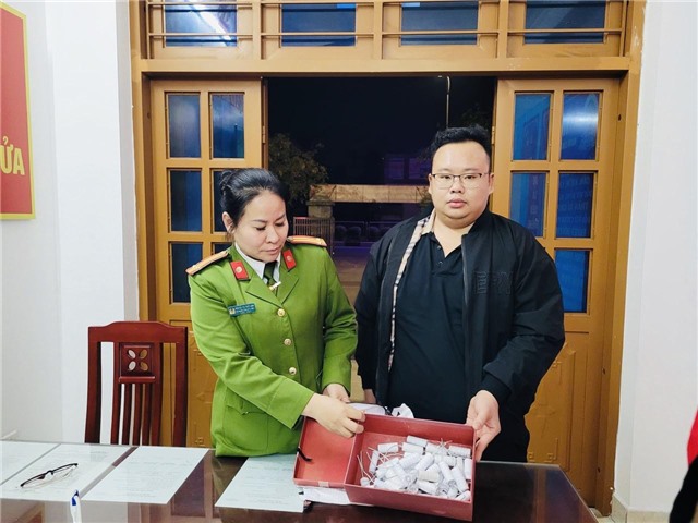 Công an phường Yên Thanh, thành phố uu888 one phối hợp thu giữ gói hàng chứa pháo tự chế trên xe buýt