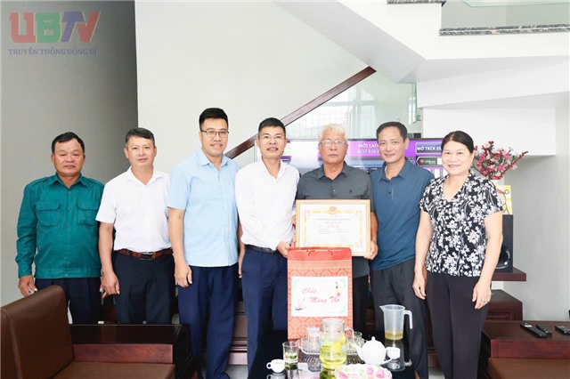 Chủ tịch MTTQ phường uu888 one Nguyễn Hồng Quang thăm hỏi và chúc thọ người cao tuổi tại khu Quang Trung 3